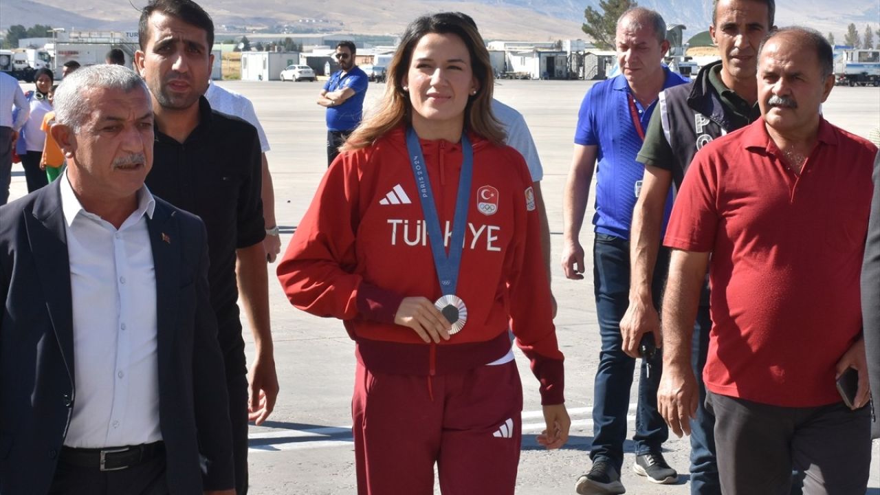 Olimpiyat İkincisi Hatice Akbaş, Malatya'da Coşkuyla Karşılandı