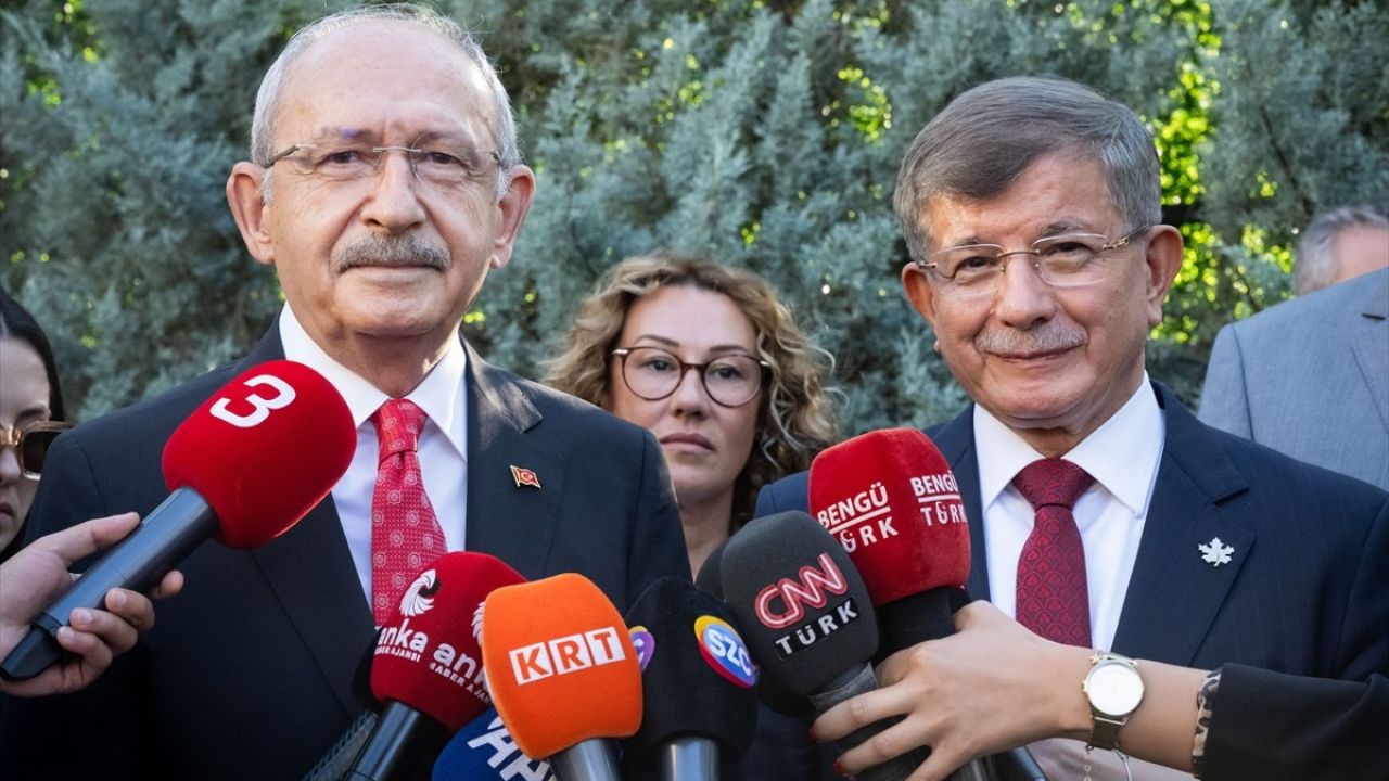 Davutoğlu, Kılıçdaroğlu'nu Ziyaret Etti: Siyasi Diyalog ve Türkiye'nin Sorunları