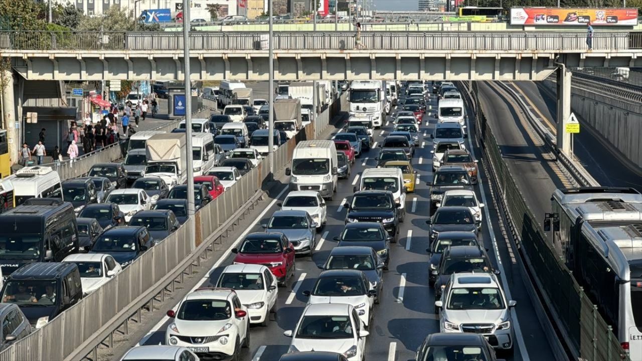 İstanbul'da Beyaz Yol Çalışması Trafiği Olumsuz Etkiliyor