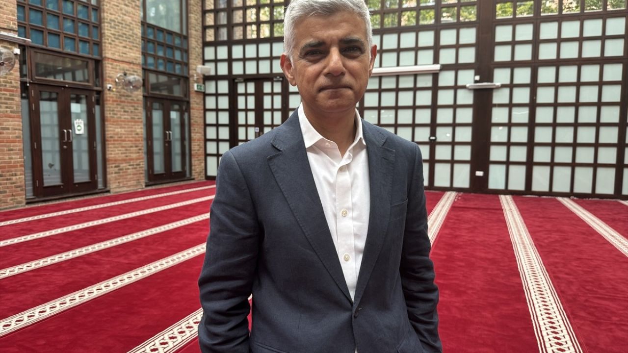 İngiltere'de Aşırı Sağcı Şiddet: Londra Belediye Başkanı'nın Uyarıları