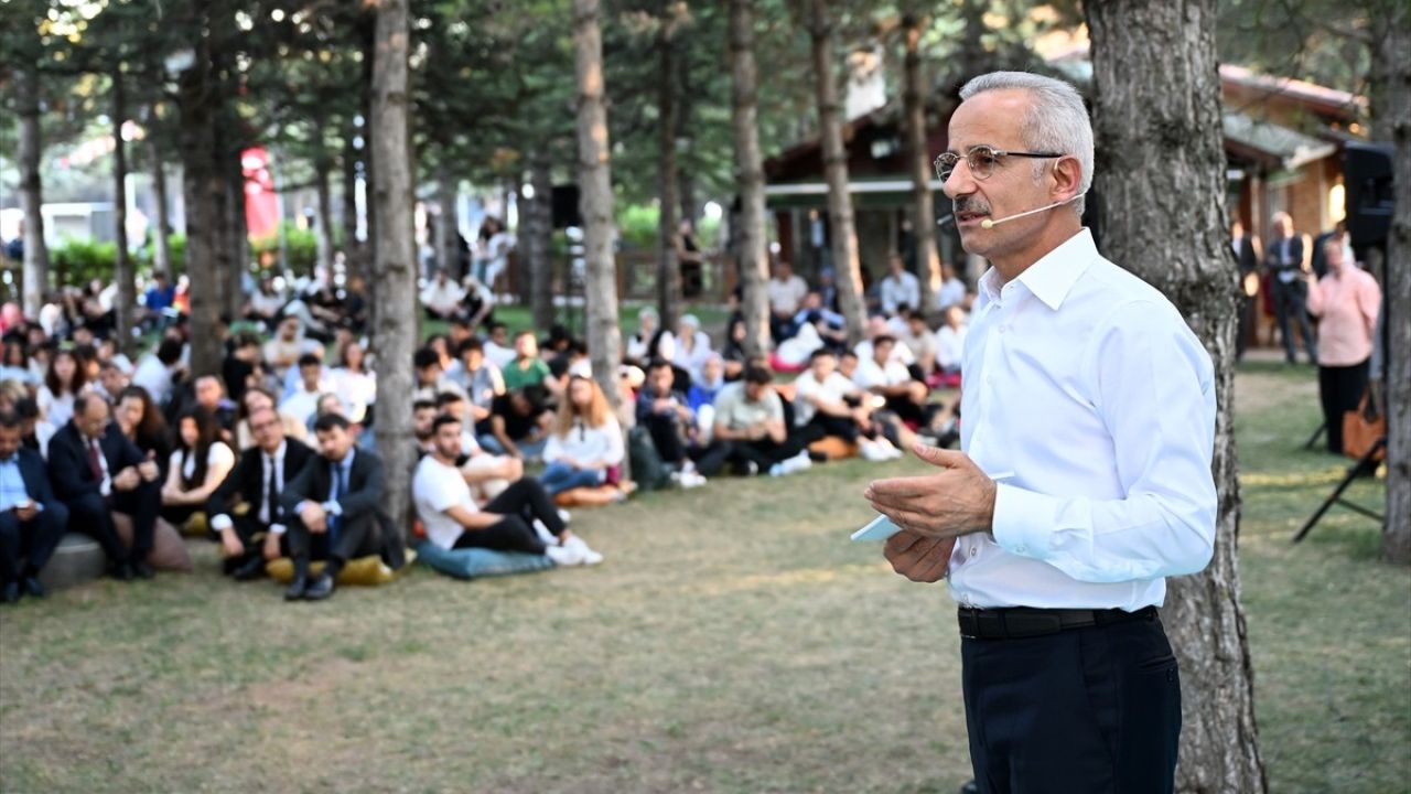 Ulaştırma ve Altyapı Bakanı Uraloğlu, Stajyer Öğrencilerle Buluştu