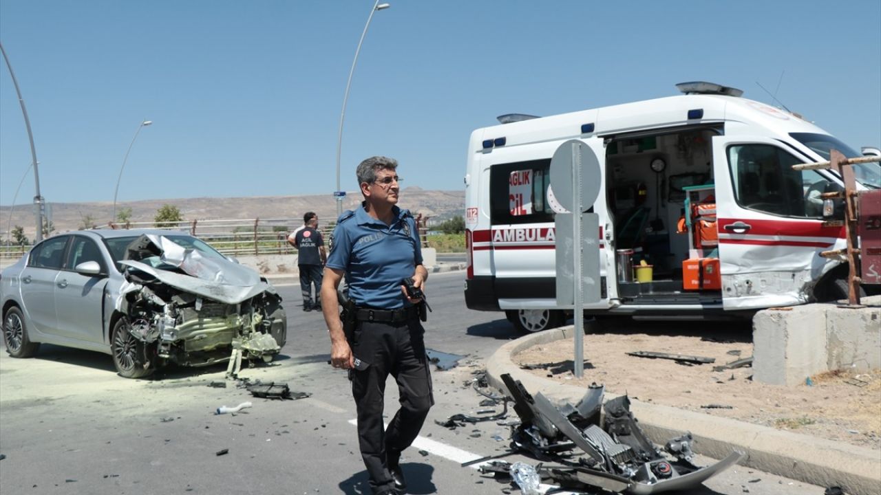 Kayseri'de Ambulans ve Otomobil Çarpıştı: 6 Yaralı