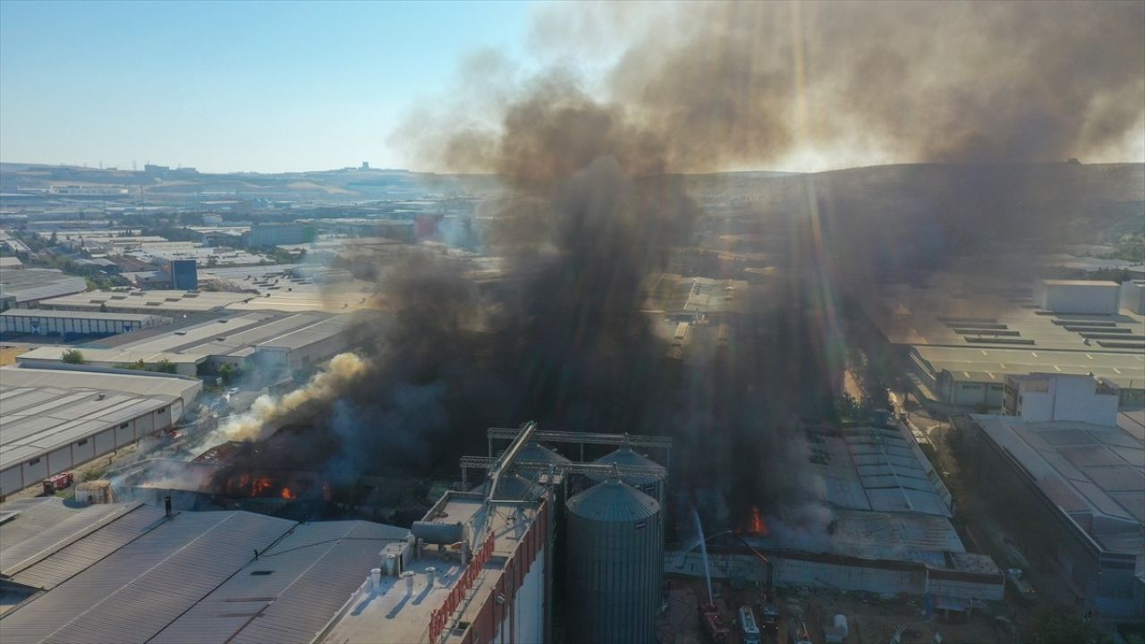 Gaziantep'teki Halı Fabrikasında Yangın Kontrol Altına Alındı