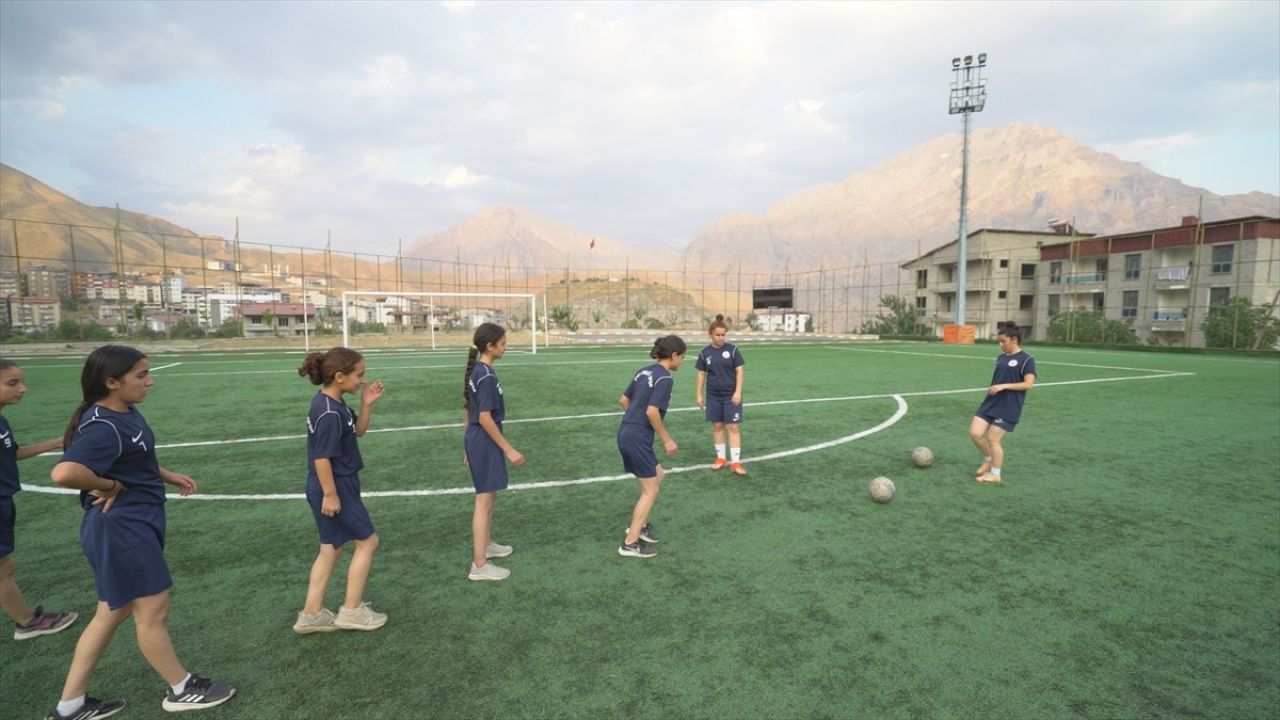 Ankara'da Kadın Futboluna Ödül Yağmuru