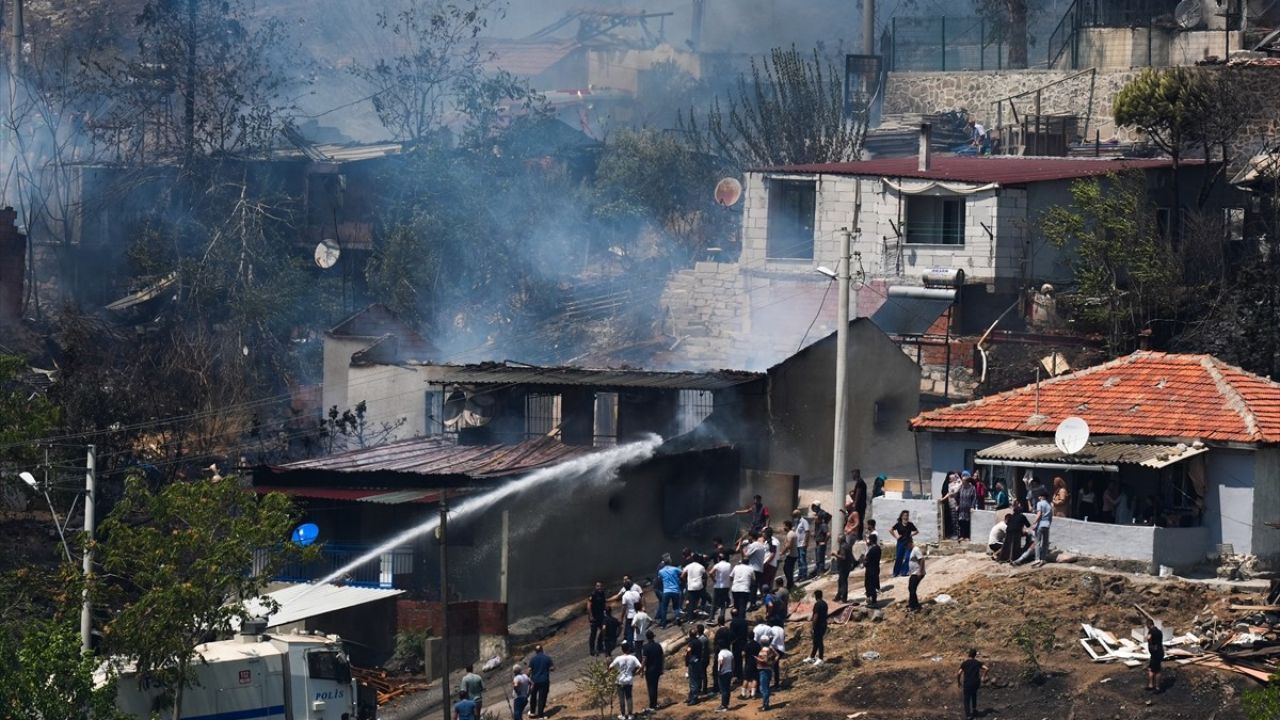 İzmir Karşıyaka'daki Yangında Rüzgar Zorluk Çıkartıyor