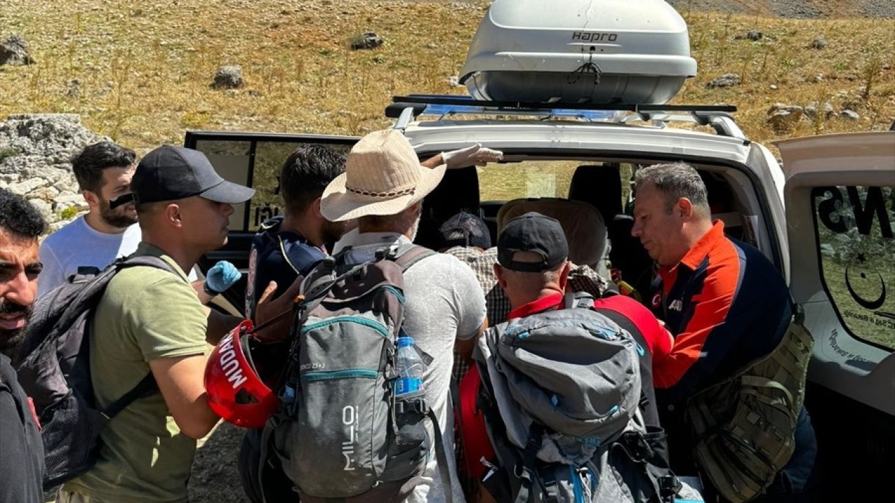 Tunceli'de Dağda Mahsur Kalan Baba-Oğul Kurtarıldı