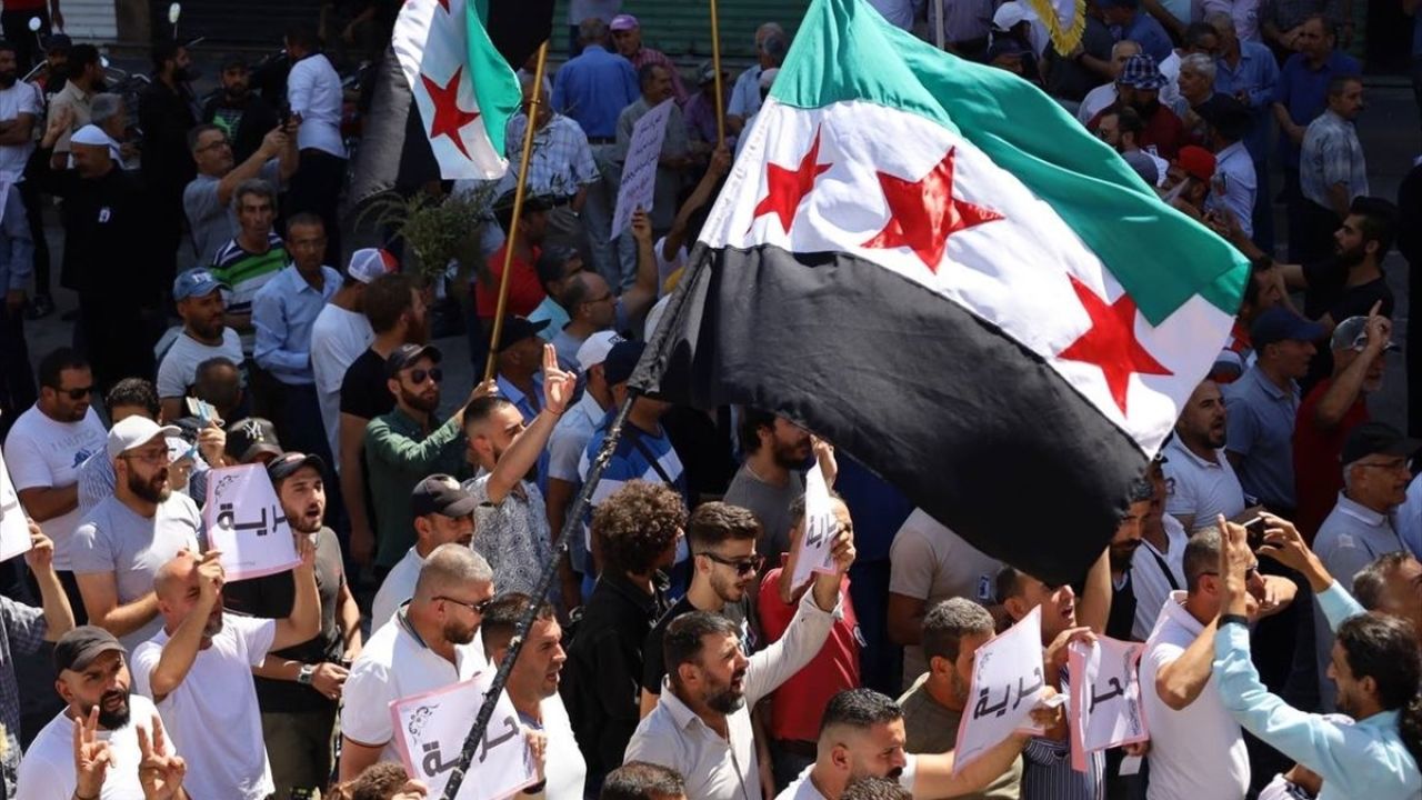 Suveyda'da Rejim Karşıtı Protestoların Birinci Yıl Dönümü Kutlandı