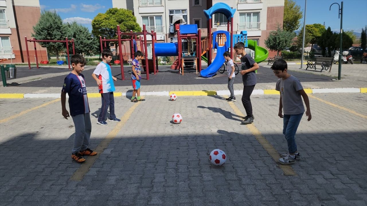 Suluova'da Çocukların Futbol Topu Sorunu Çözüldü