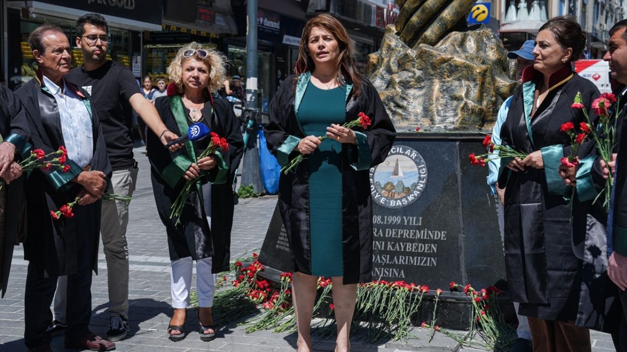 İstanbul'da Avukatlar Depremdeki Kayıpları Andı