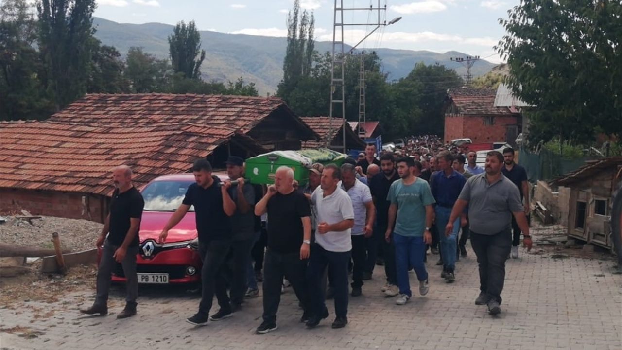 Cide'deki Tekne Kazasında Hayatını Kaybeden İki Kişi Son Yolculuğuna Uğurlandı