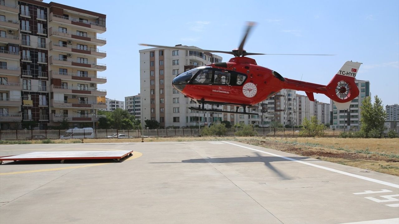 Diyarbakır'da Trafik Kazası: 79 Yaşındaki Kadın Ambulans Helikopterle Hastaneye Ulaştırıldı