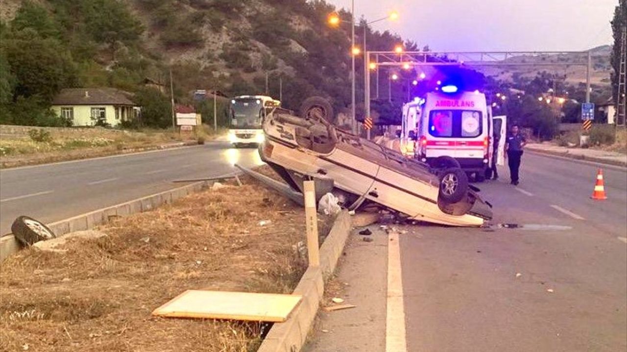 Amasya'da Aydınlatma Direğine Çarpan Araçta 4 Yaralı