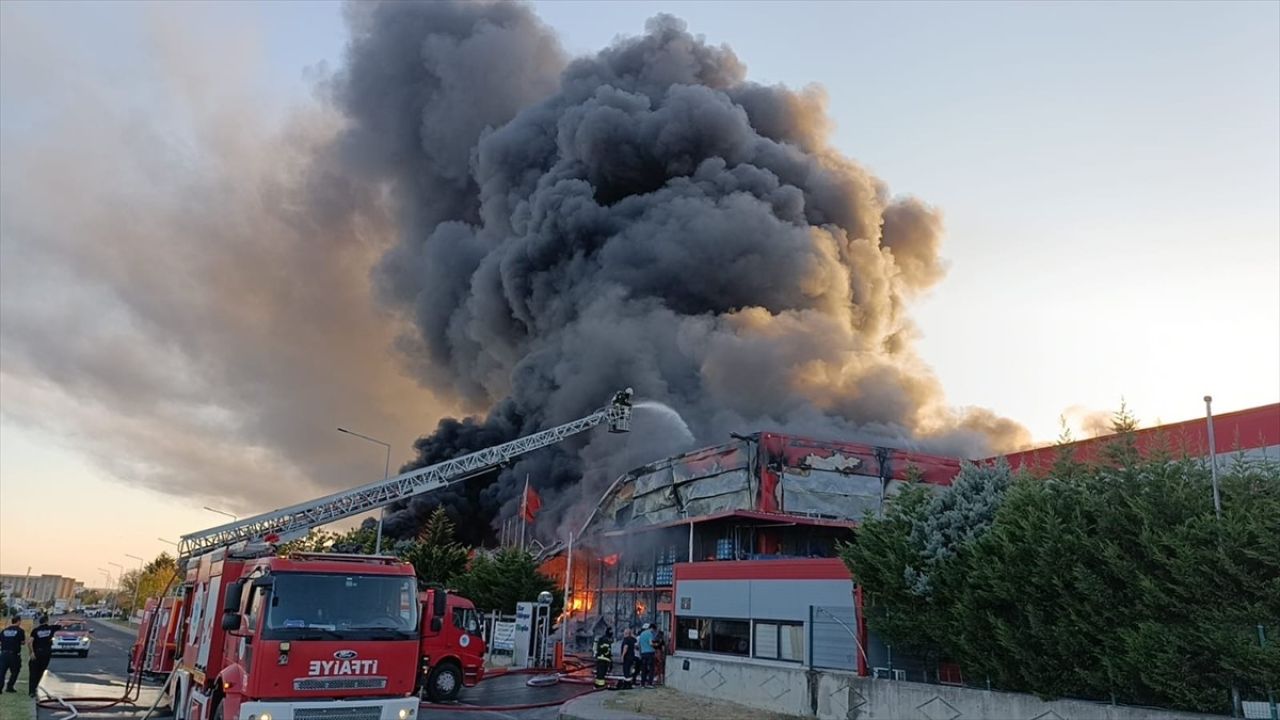 Tekirdağ'da Fabrikada Yangın: Müdahale Devam Ediyor