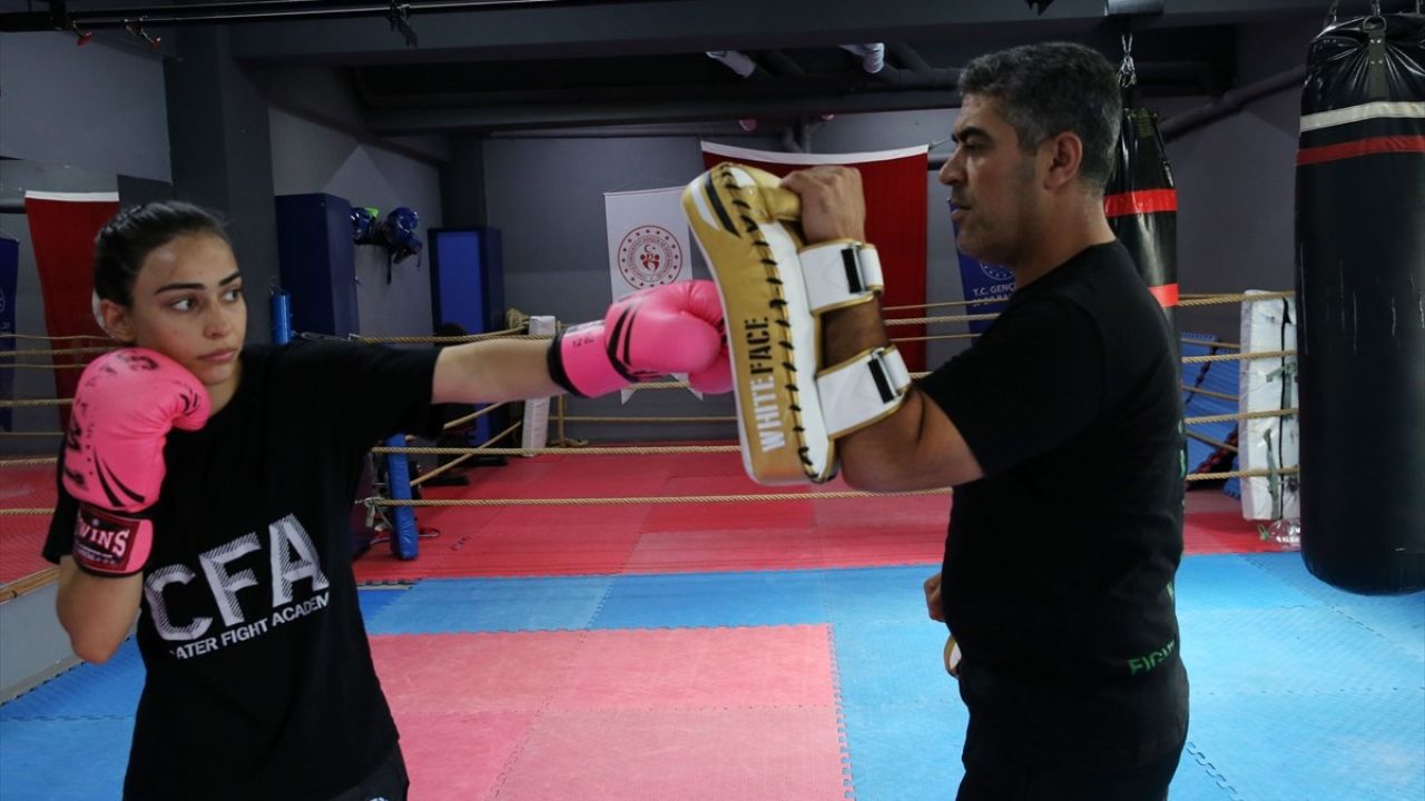 Başarılı Kız Kardeşler Kick Boks Dünyasında