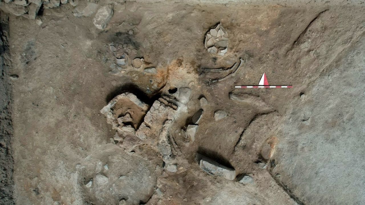 Kütahya'da 3750 Yıllık Fayans Silindir Mühe Keşfi