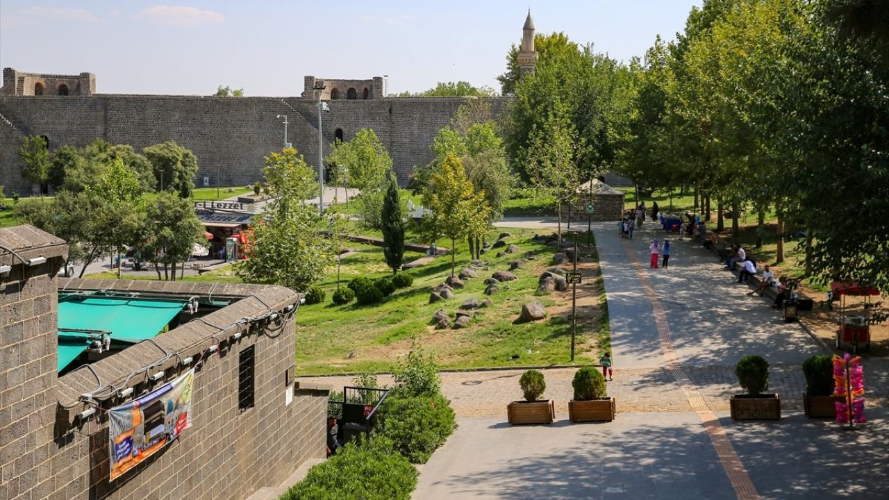 Diyarbakır'da Kavurucu Sıcaklar Etkili Oluyor