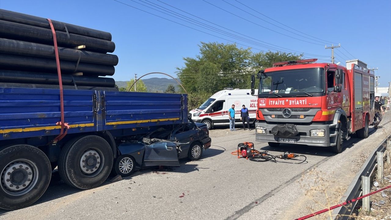 Sakarya'da Park Halindeki Tıra Çarpan Otomobilin Sürücüsü Hayatını Kaybetti