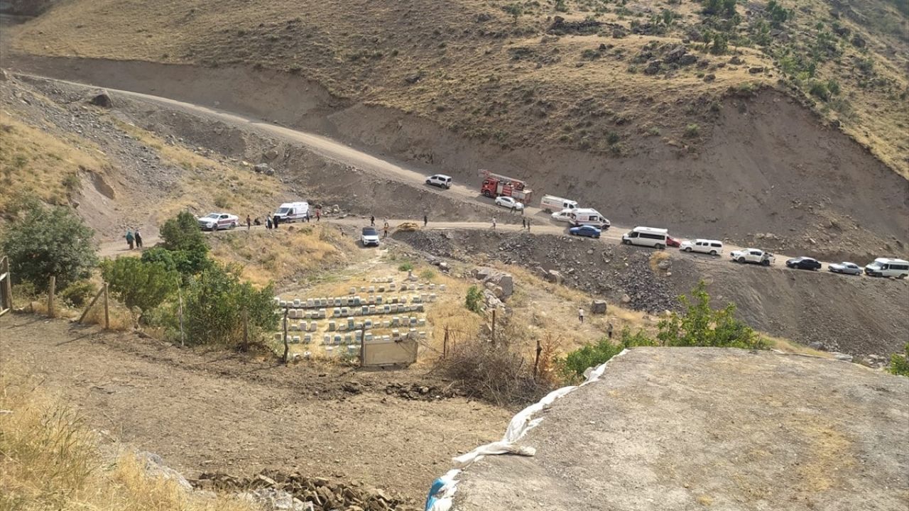 Hakkari'de Kamyonet Devrildi: 7 Güvenlik Korucusu Yaralandı