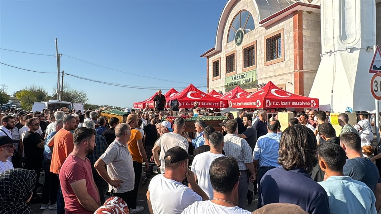 Kocaeli'de Boğulma Olayında Hayatını Kaybeden Aile Toprağa Verildi