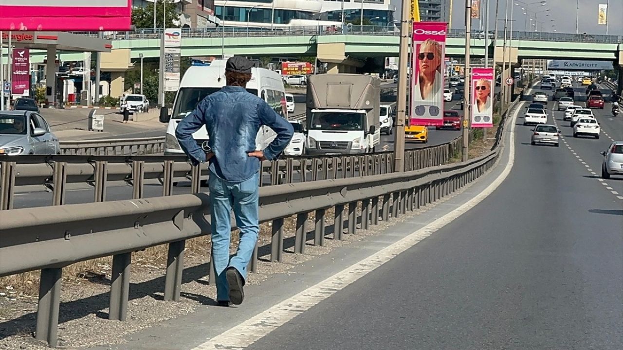 Pendik'te 'Yürüyen Adam' Olarak Bilinen Selami Salman Evinde Ölü Bulundu