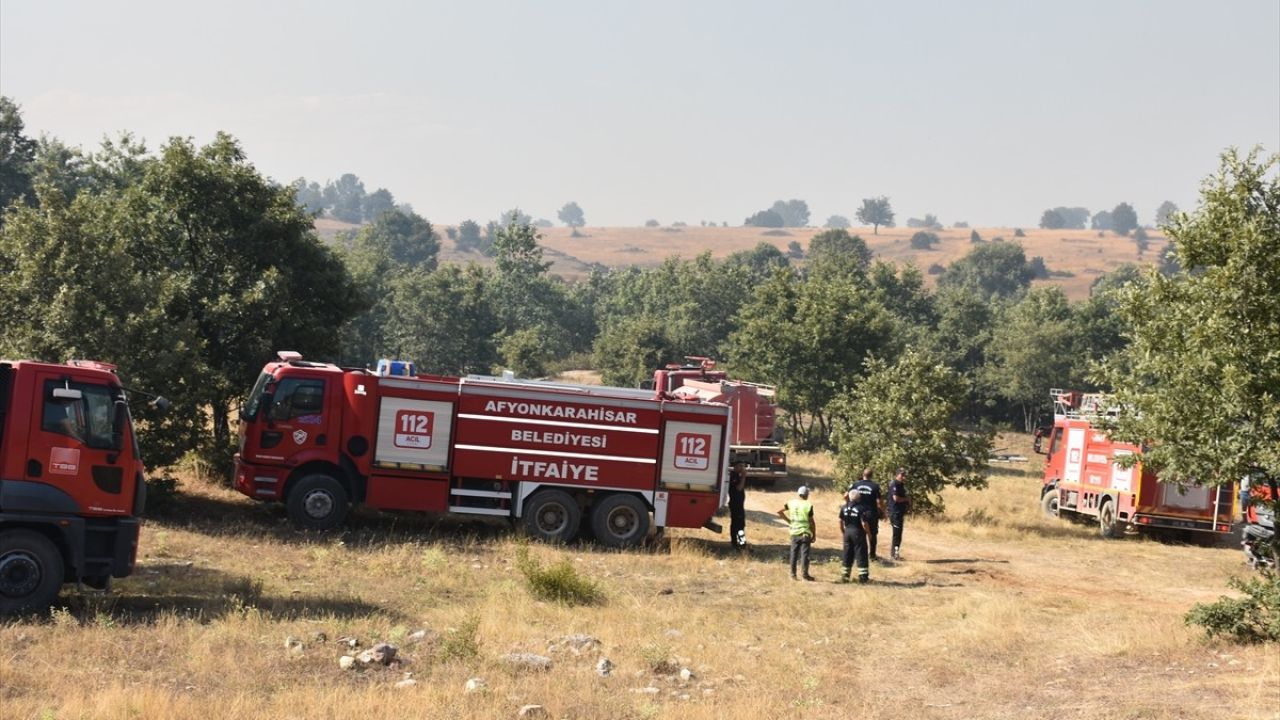 Afyonkarahisar'da Yangına Müdahale Devam Ediyor