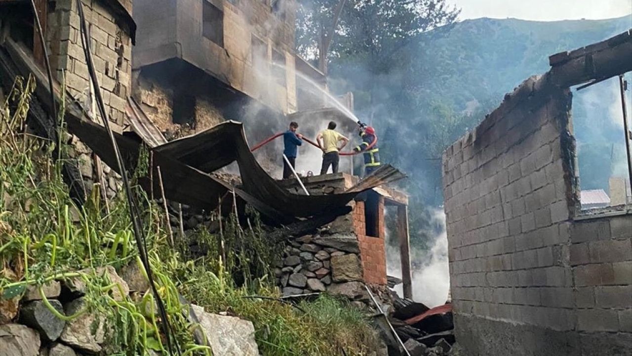 Artvin'de Yangın: 3 Ev ve Çok Sayıda Hayvancılık Yapısı Zarar Gördü