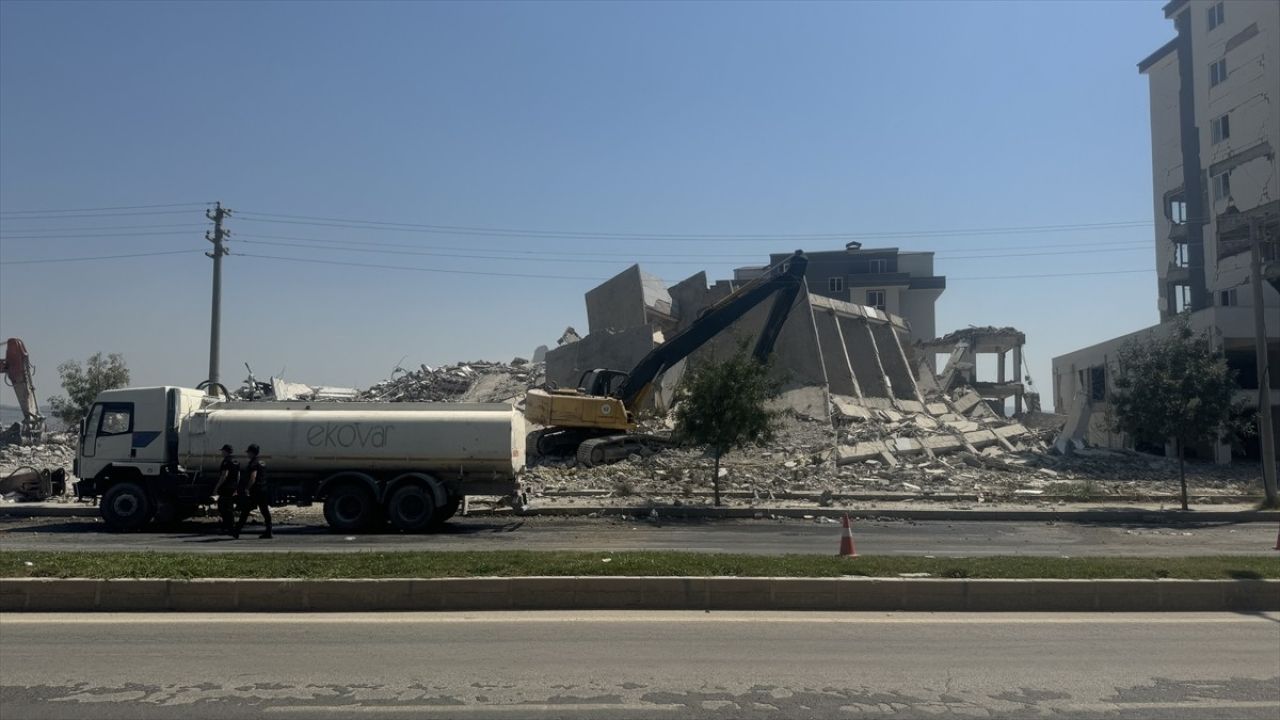 Kahramanmaraş'ta Yıkım Sırasında İş Makinesi Operatörü Kurtarıldı