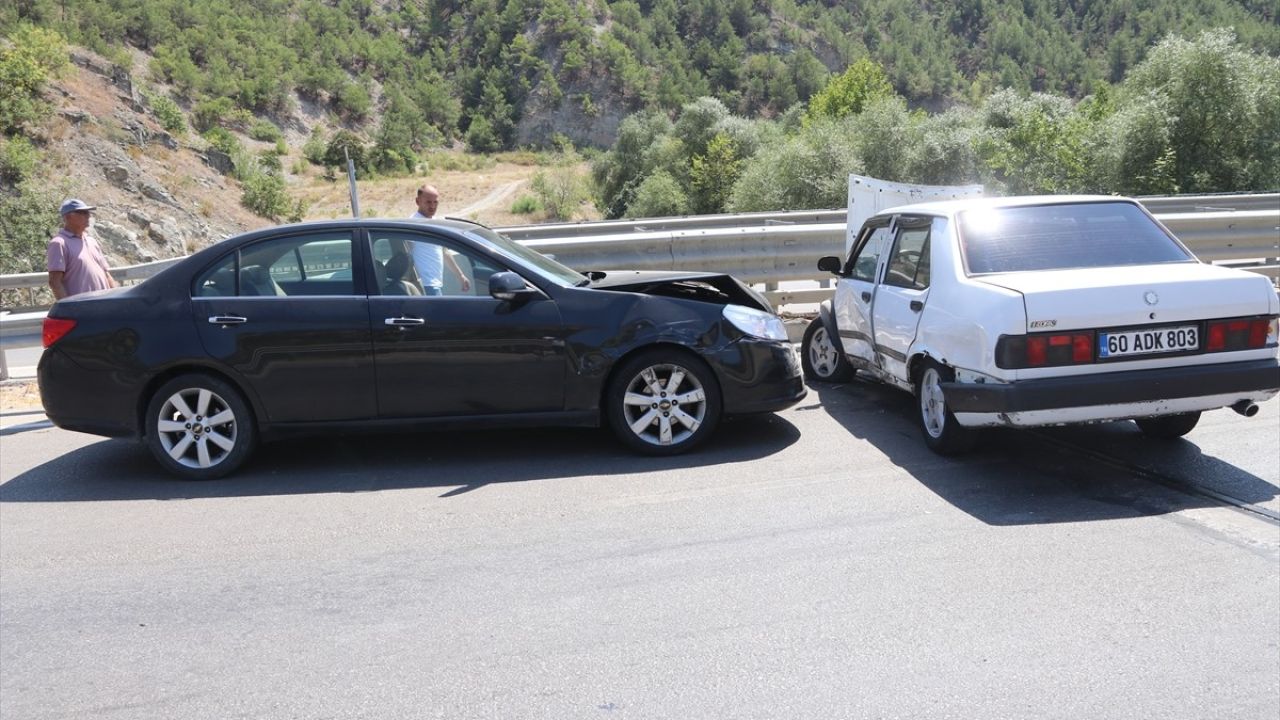 Amasya'da Trafik Kazası: Üç Yaralı