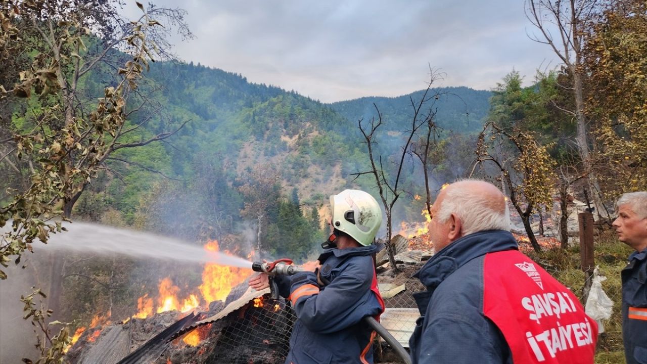 Artvin'de Yangın Felaketi: 3 Ev ve Ahır Kullanılamaz Hale Geldi