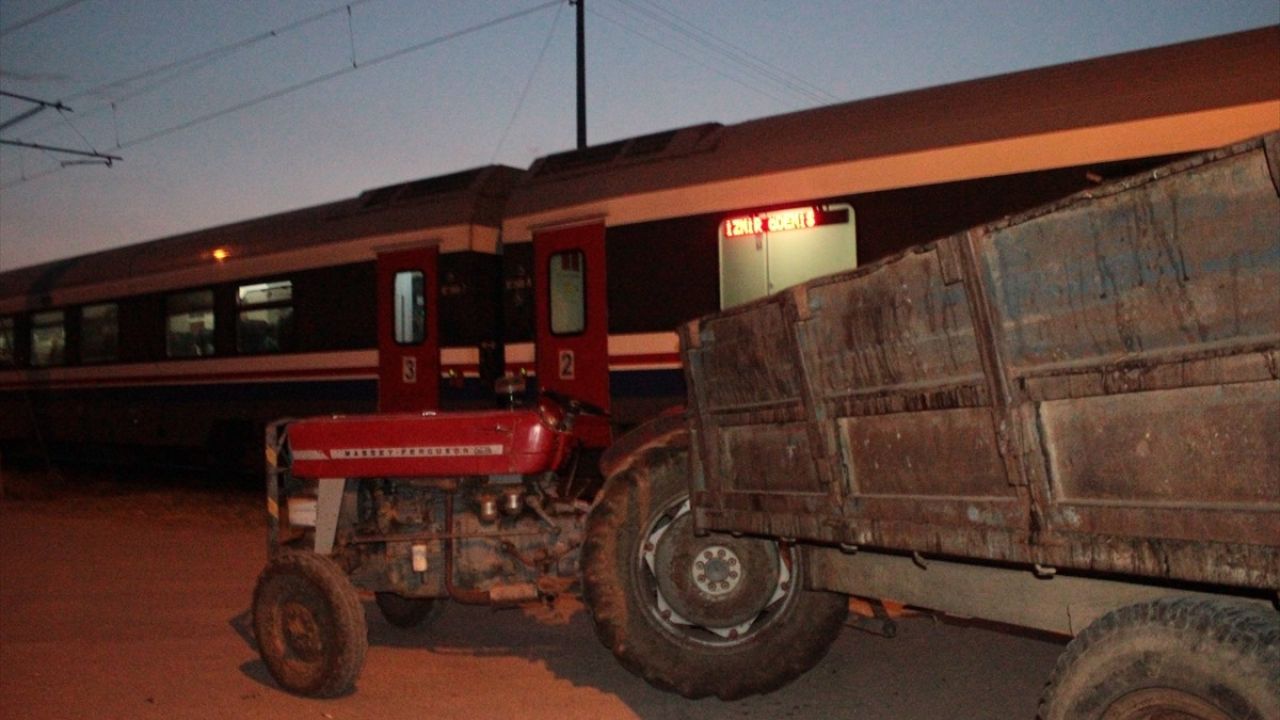 İzmir'de Yolcu Treni Traktöre Çarptı