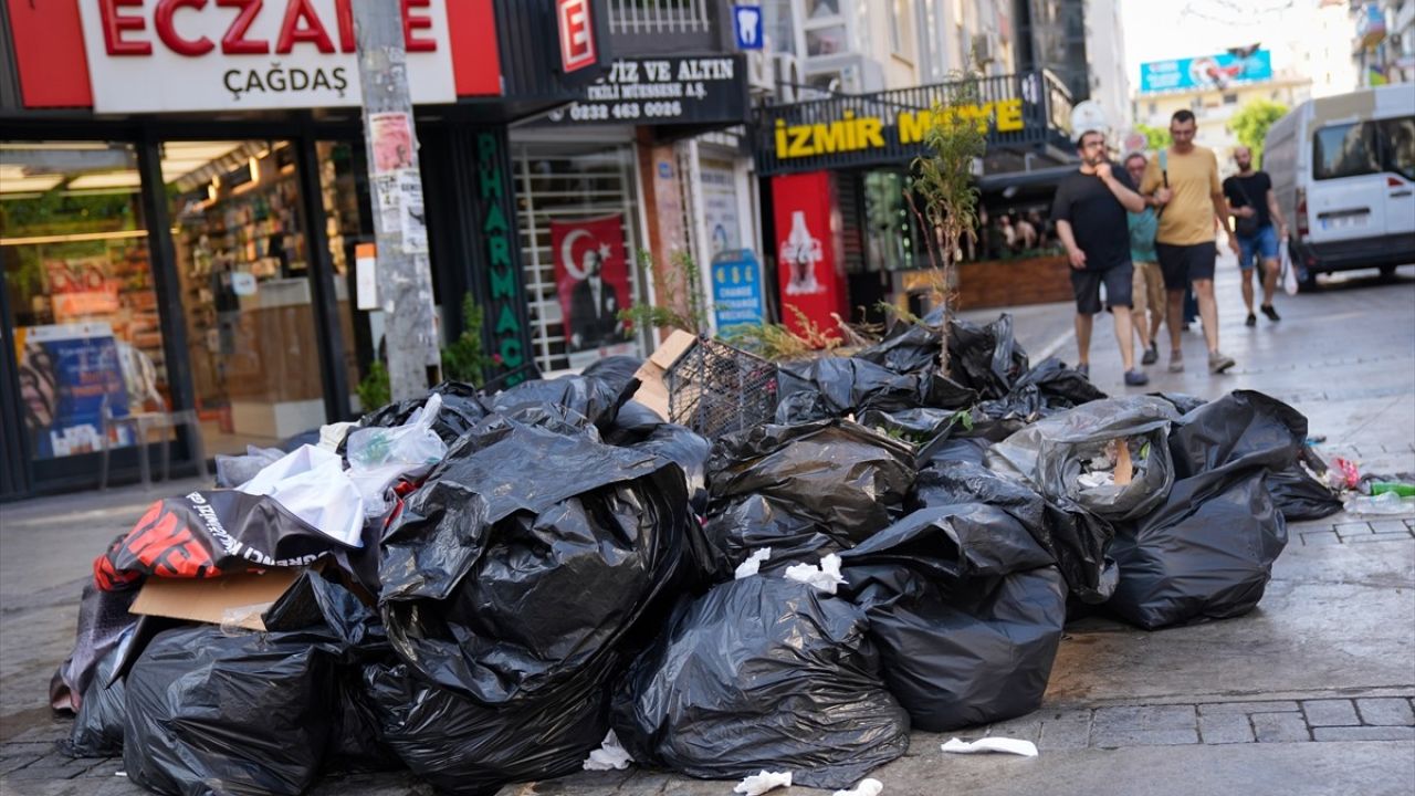 İzmir'de Belediyenin Çöp Sorunu: İş Bırakan Çalışanlar Tepkilerini Gösterdi