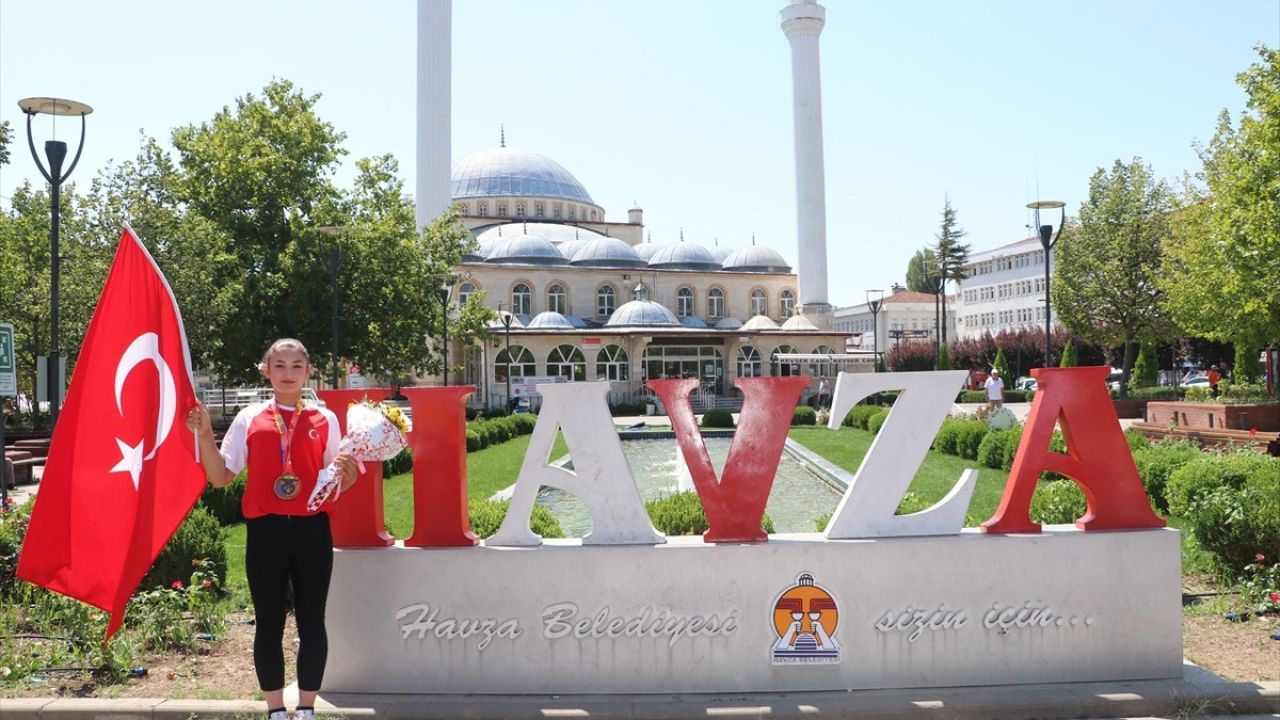 Dünya Şampiyonu Bilek Güreşçisi Şaziye Demir, Samsun'da Yoğun İlgiyle Karşılandı