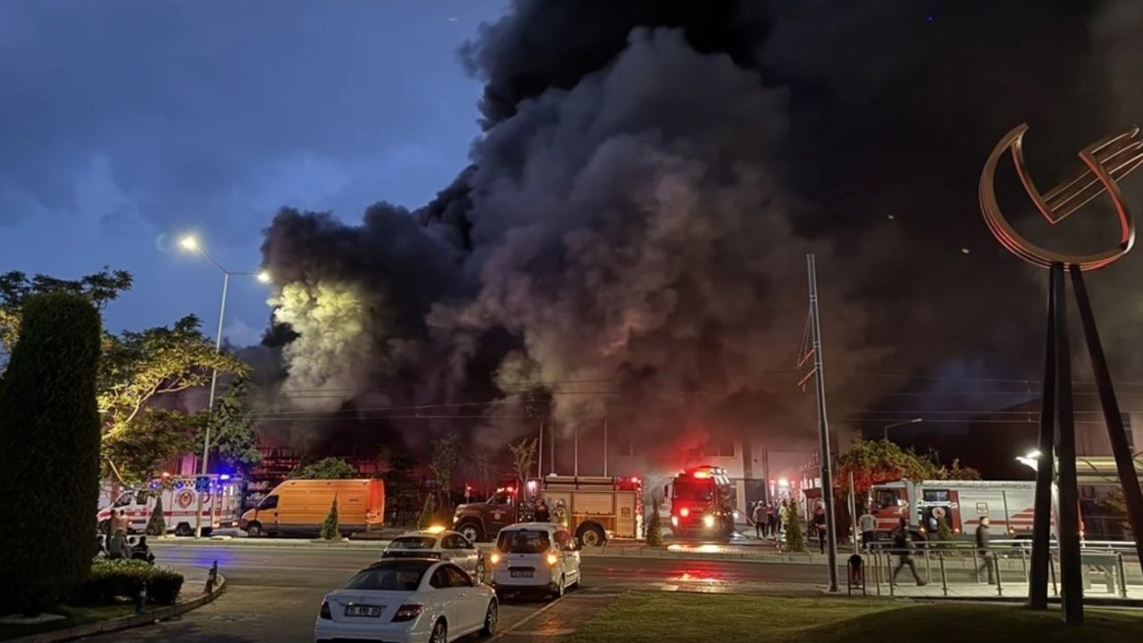 İzmir’de iki fabrikadaki yangını ekipler 3 saatte söndürdü!