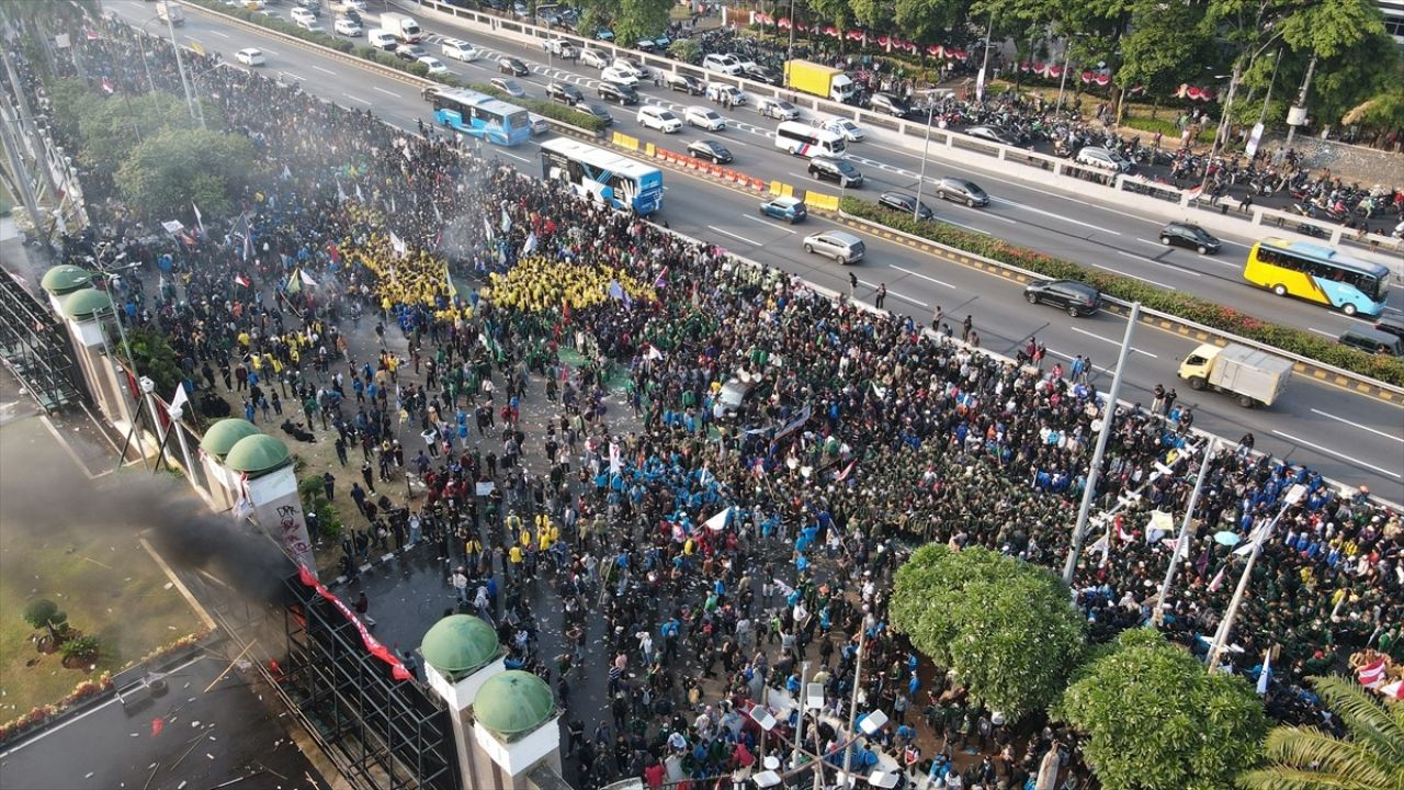 Endonezya'da Seçim Yasası Değişikliği Protestoları