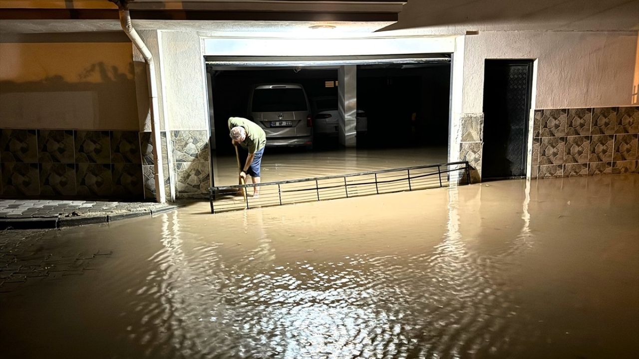 Aksaray'da Sağınağının Ardından Su Baskınları ve Dolu Hasarı