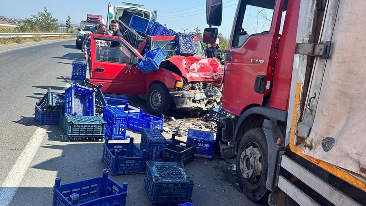 Tekirdağ'da Kamyon ile Kamyonet Çarpıştı: 1 Kişi Hayatını Kaybetti