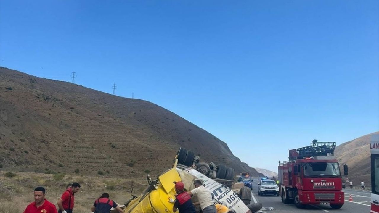 Erzincan'da Tır ve Otomobil Çarpıştı: 4 Kişi Hayatını Kaybetti