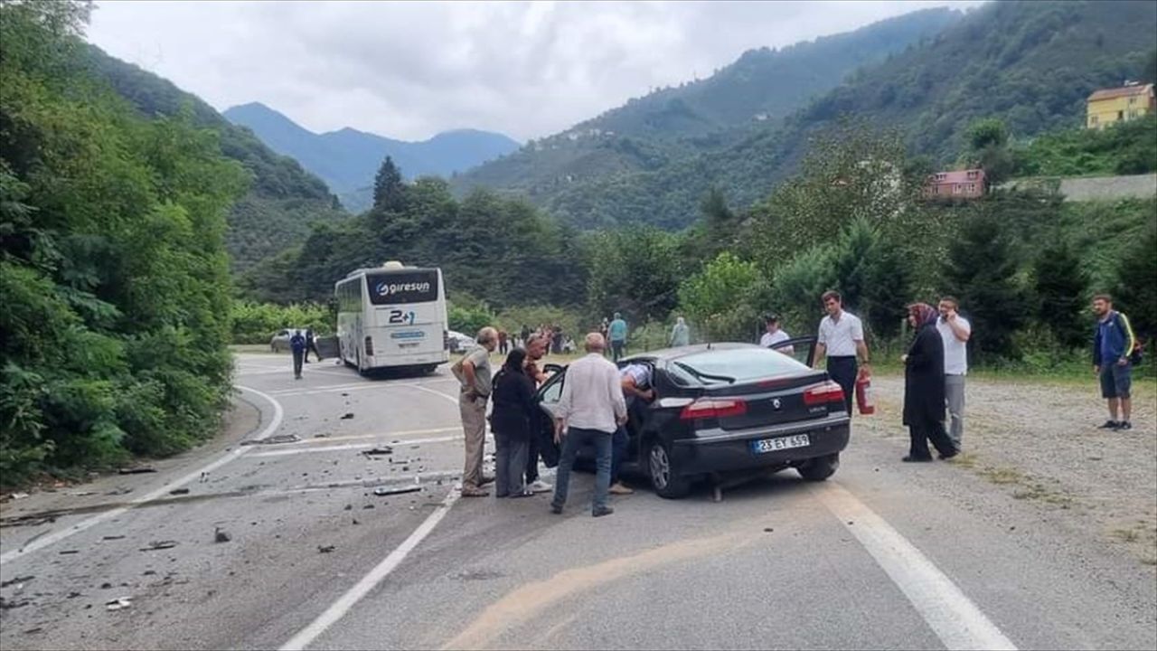 Giresun'da Otomobil Otobüsle Çarpıştı: Sürücü Ağır Yaralandı