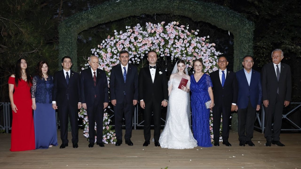 Cumhurbaşkanı Yardımcısı Yılmaz ve MHP Genel Başkanı Bahçeli, Nikah Şahidliği Yaptı