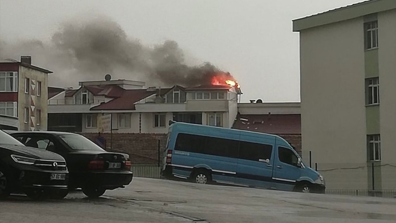 Sinop'ta Olumsuz Hava Koşulları: Yıldırım ve Hortum Olayları