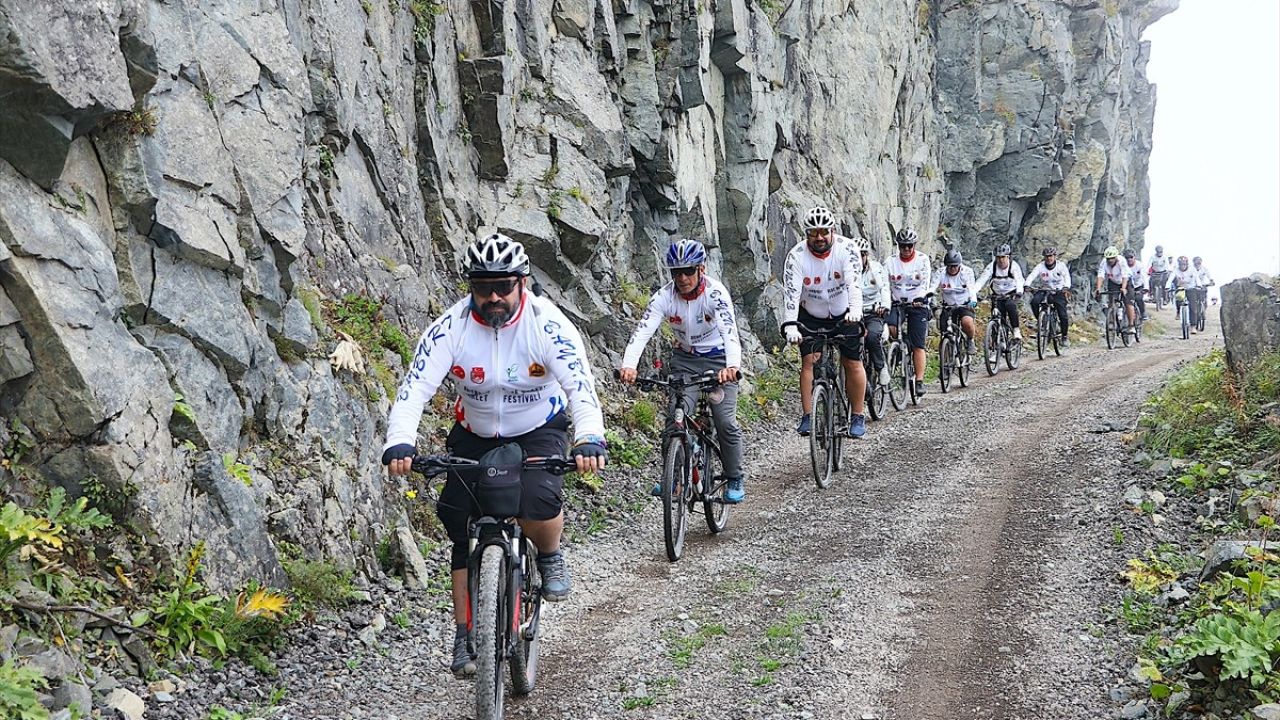 Bayburt'taki Zorlu Derebaşı Virajları Adrenalin Tutkunlarını Ağırlıyor