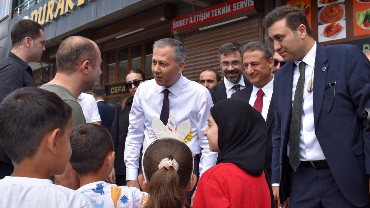 İçişleri Bakanı Yerlikaya Bitlis'te Esnafa Ziyarette Bulundu