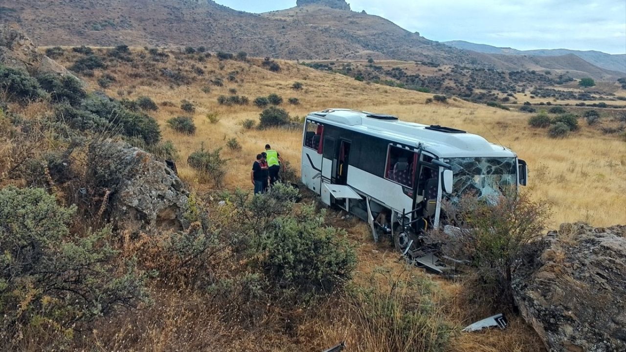 Sivas'ta Midibüs Devrildi: 16 Yaralı