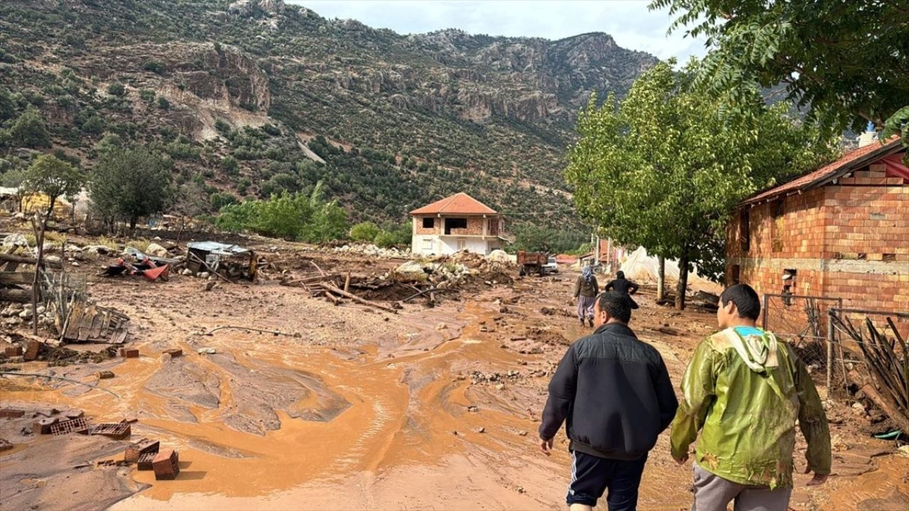 Elmalı'da Şiddetli Yağış Hayatı Olumsuz Etkiledi