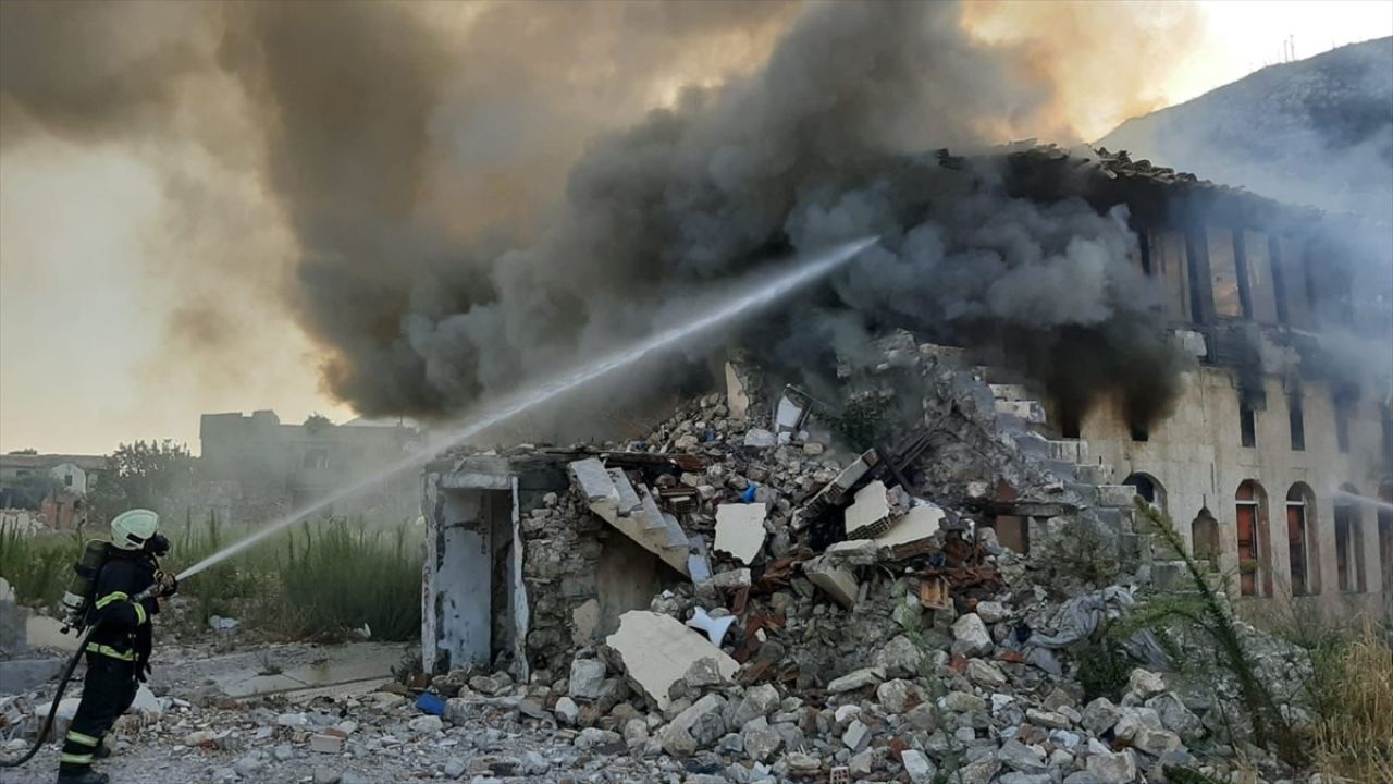 Hatay'daki Boş Binada Yangın Kontrol Altına Alındı