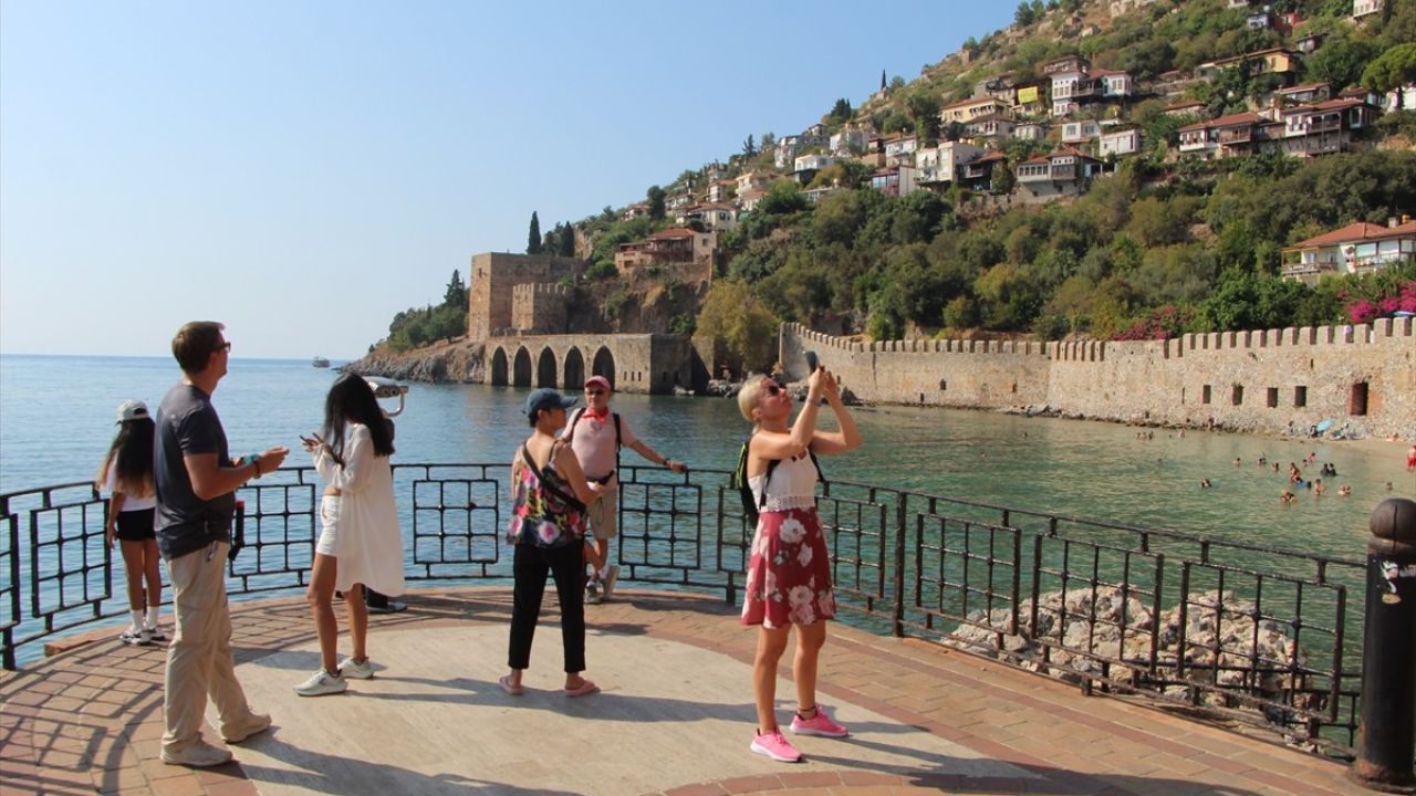 Alanya Limanı'na Demirleyen Azamara Journey Kruvaziyeri