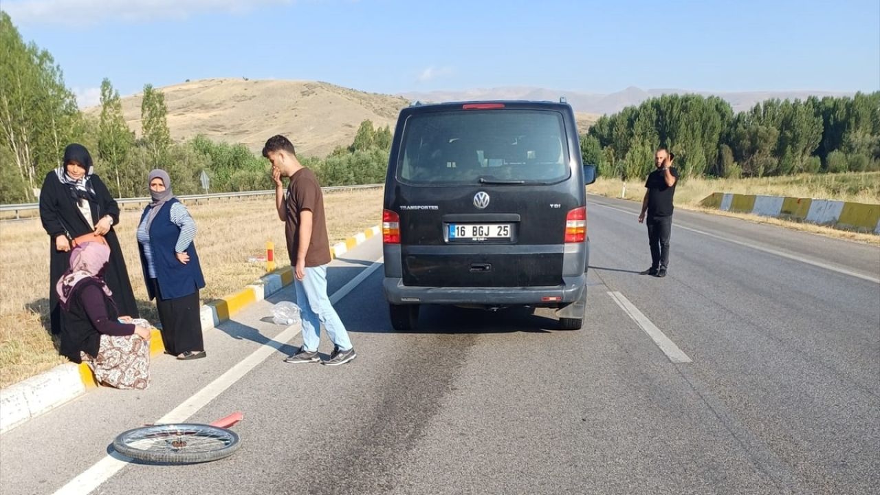 Erzincan'da Bisiklet Sürücüsüne Minibüs Çarpması Sonucu Hayatını Kaybetti