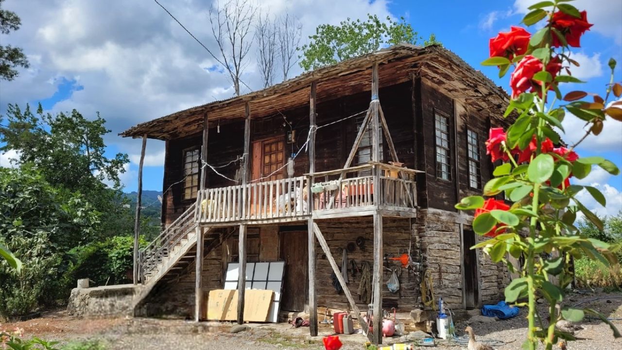 Hamiyet Üstündağ'ın 120 Yıllık Ahşap Evdeki Yaşamı