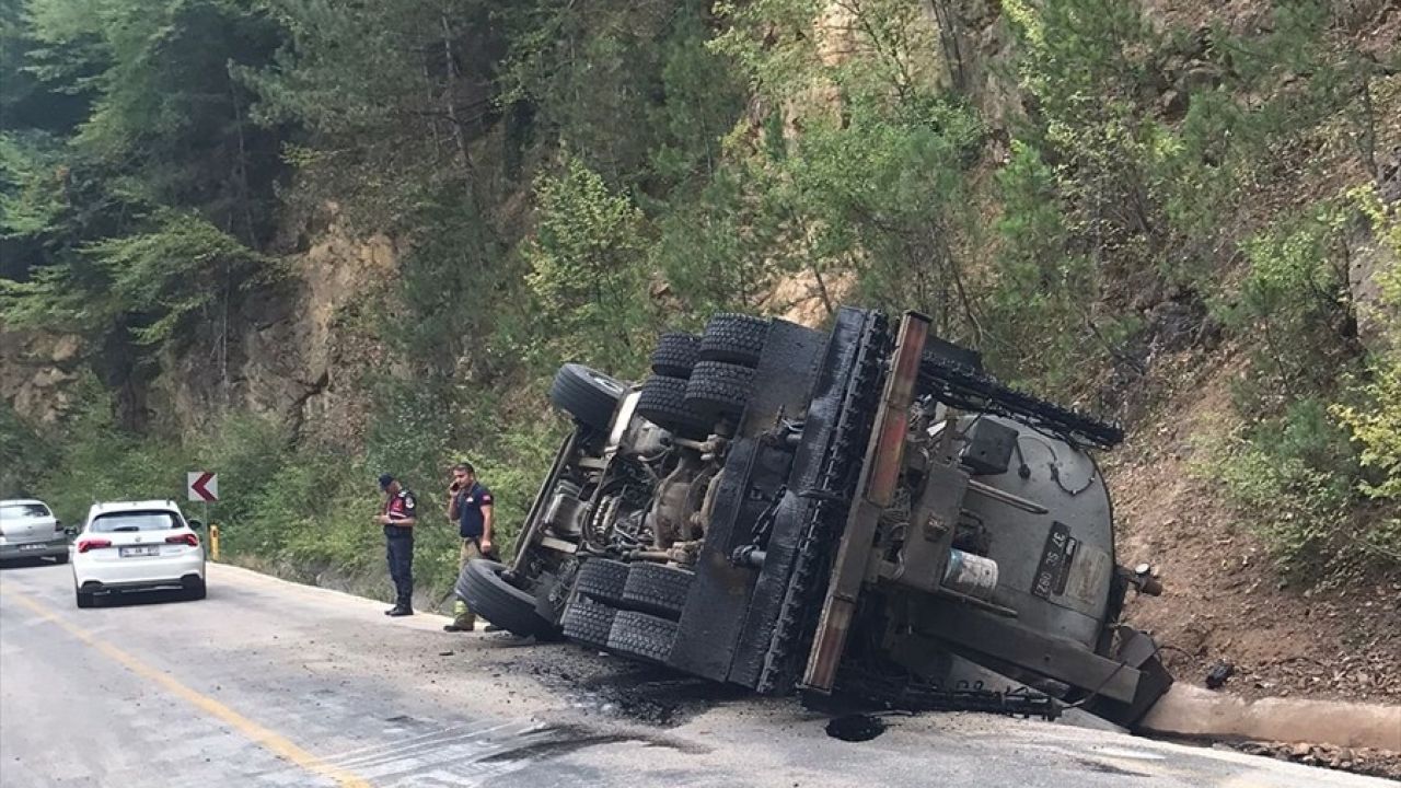 Karabük'te Zift Yüklü Kamyon Su Kanalına Devrildi