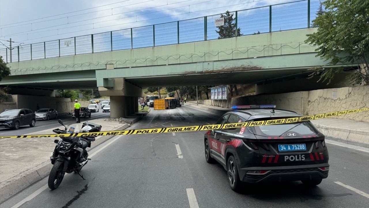 Bakırköy'de Tır Üst Geçide Çarptı, Otobüse Devrildi